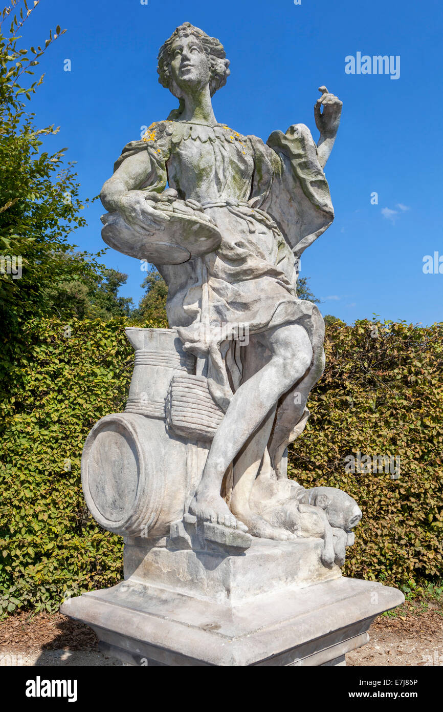 Statue baroque de Matthias Bernard Braun dans les jardins du palais de Lysa nad Labem. Allégorie de juillet République tchèque sculpture baroque art figural féminin Banque D'Images