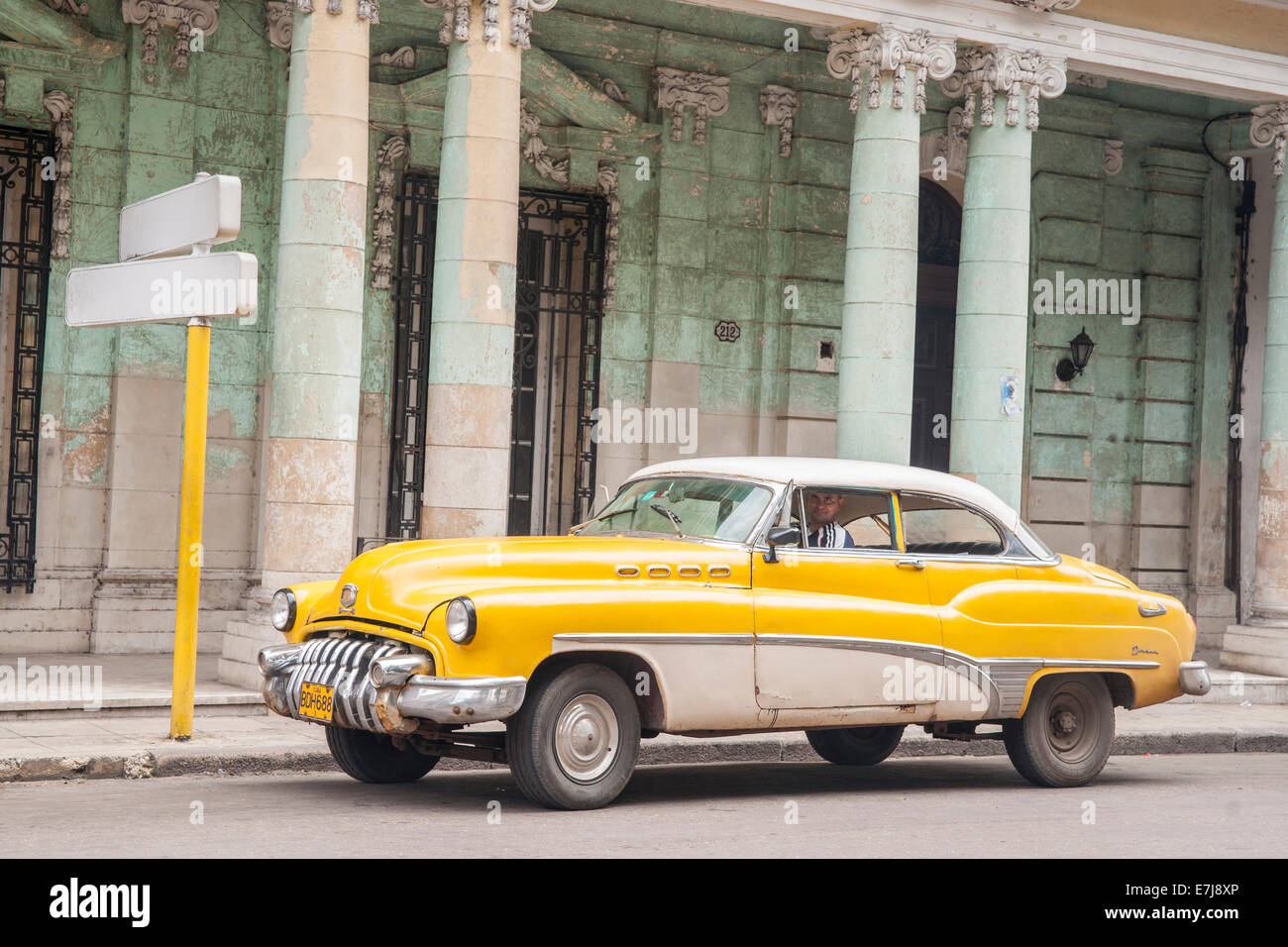 Jaune et Blanc vintage voiture américaine à La Havane. Banque D'Images