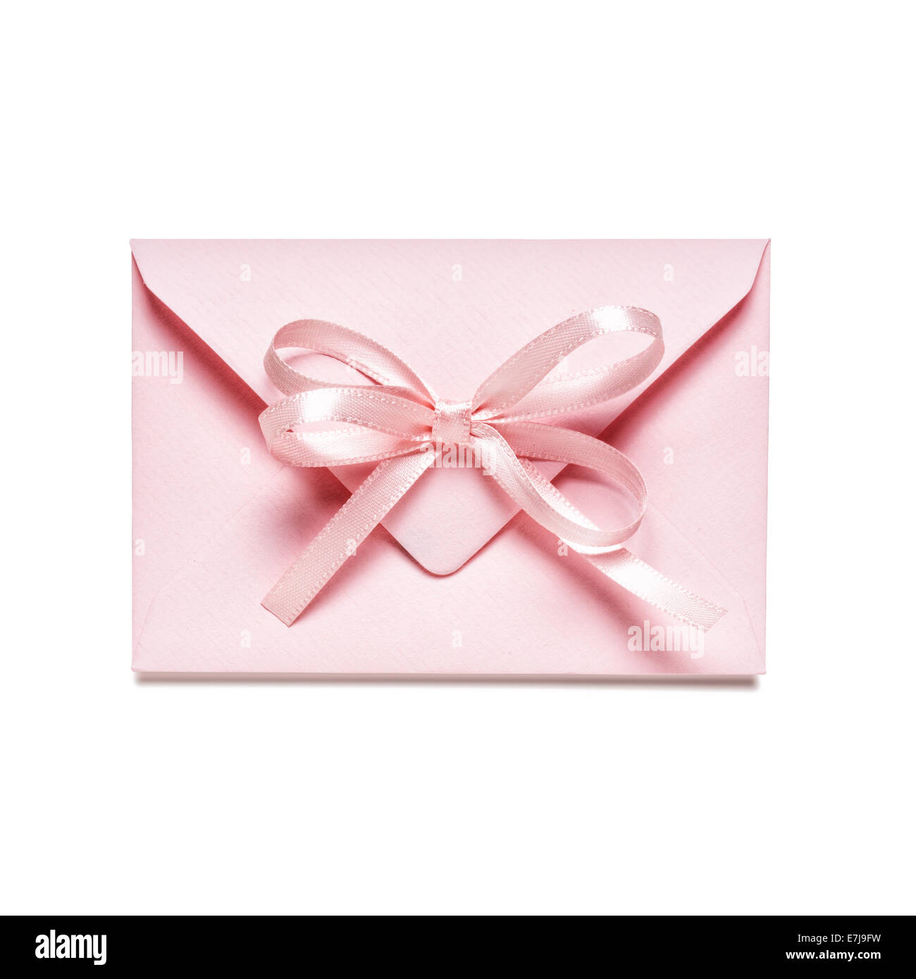 Enveloppe rose avec ruban bow, isolé sur fond blanc Banque D'Images