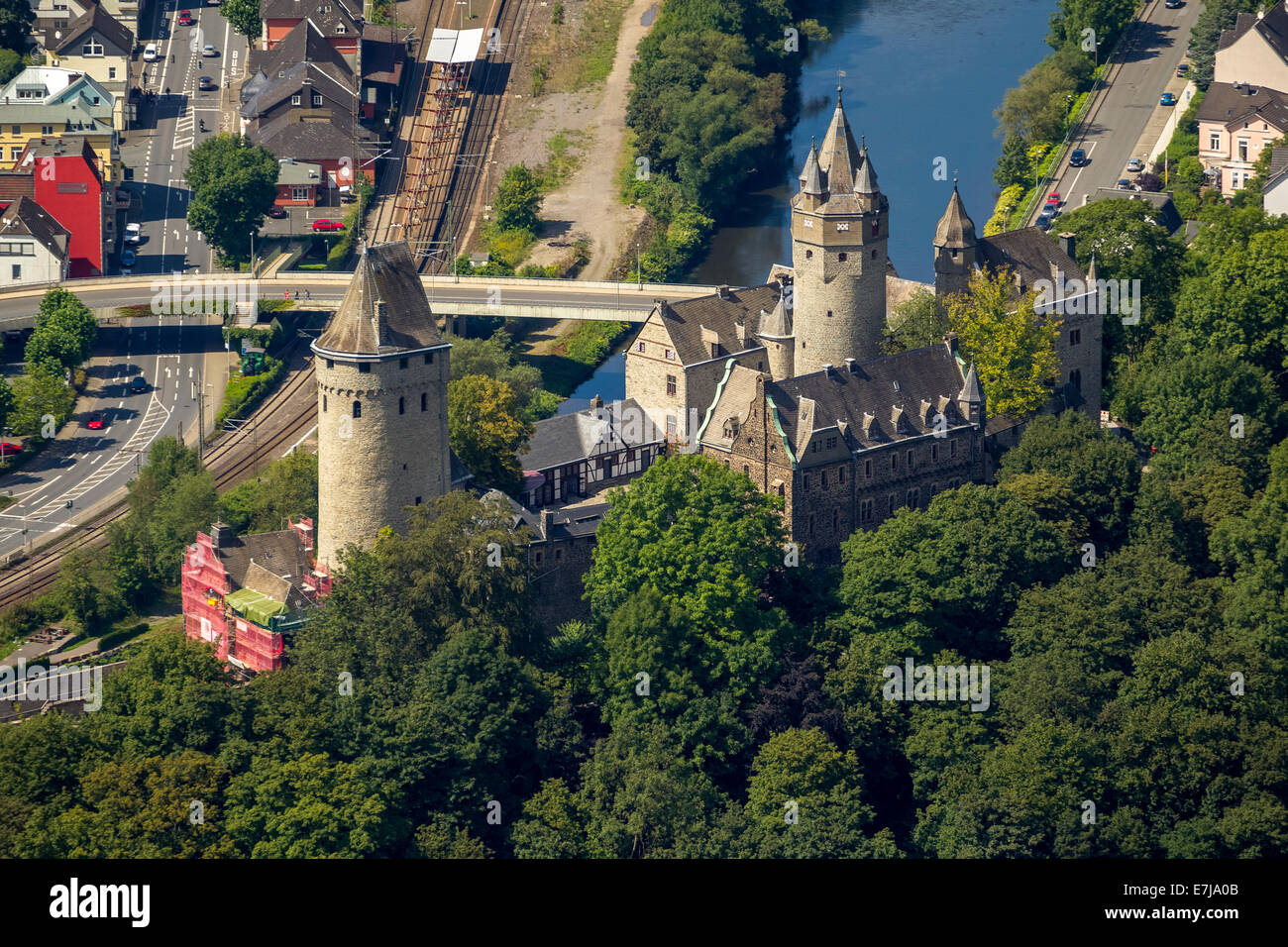 Vue aérienne, Lennetal valley et Burg Altena castle, Altena, Rhénanie-Palatinat, Hesse, Allemagne Banque D'Images