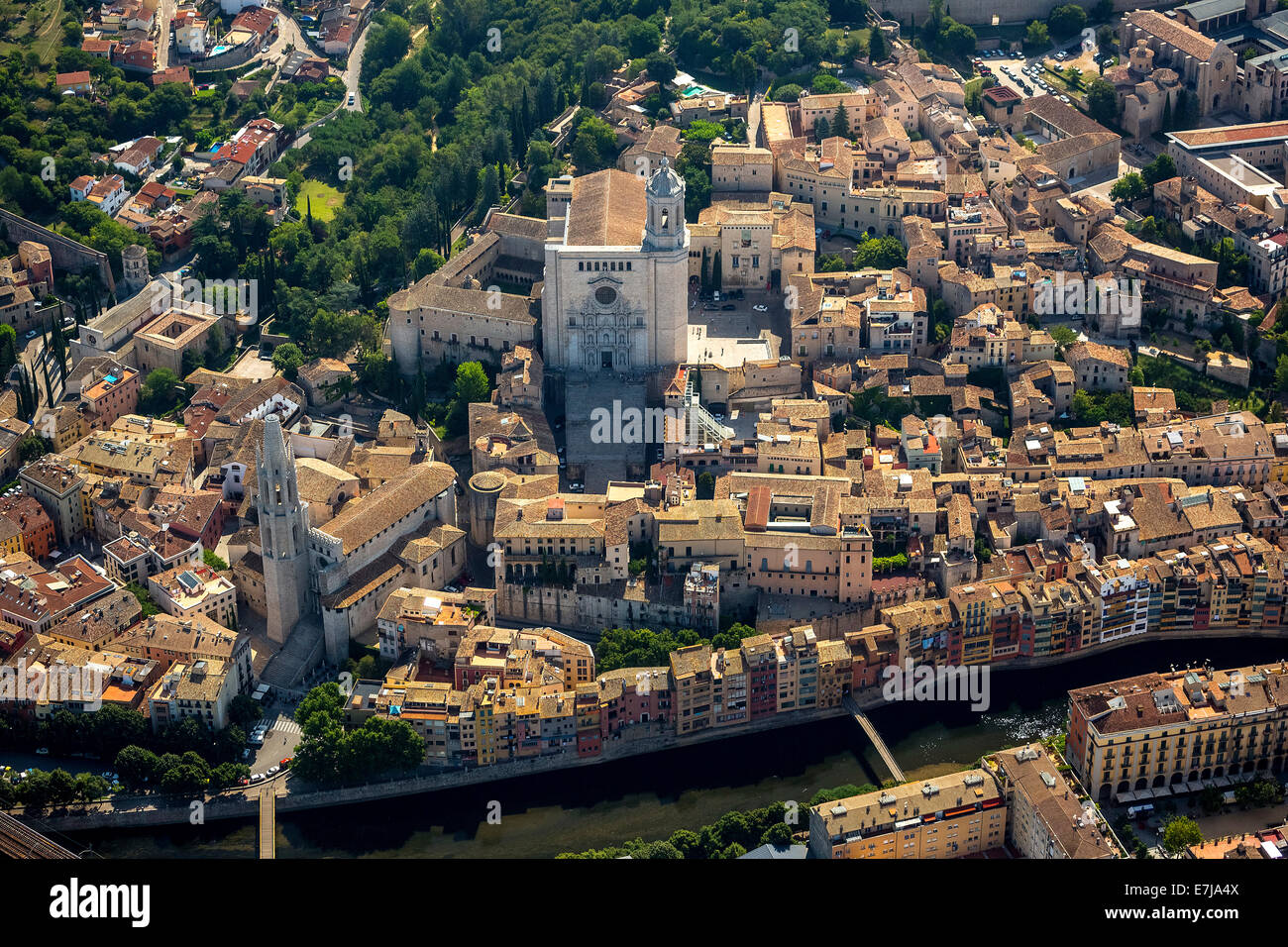 Vue aérienne, la cathédrale de Gérone et de l'église Sant Feliu, vieille ville, Gérone, Catalogne, Espagne Banque D'Images