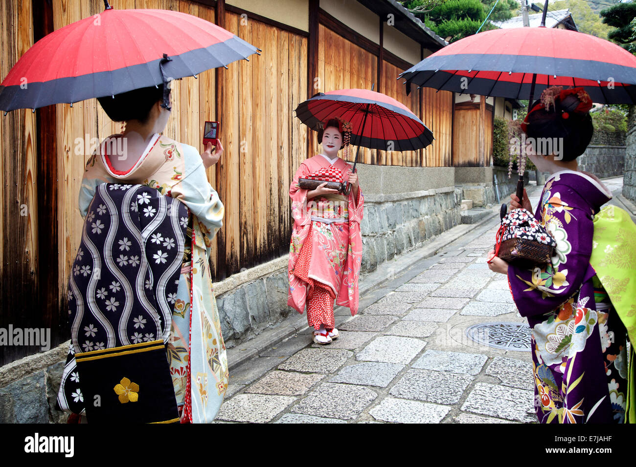 La femme japonaise, la beauté féminine, geishas posant pour une photo, zone de Gion, Kyoto, Japon, Asie. Maquillage geisha traditionnelles et robe Banque D'Images
