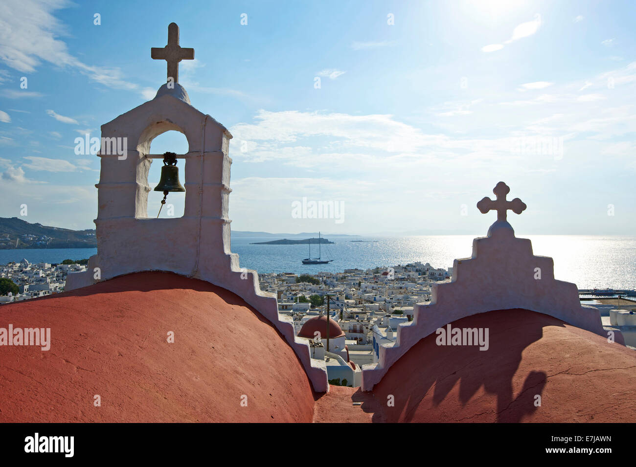 Chapelle surplombant la ville de Mykonos, Mykonos, Cyclades, Grèce Banque D'Images