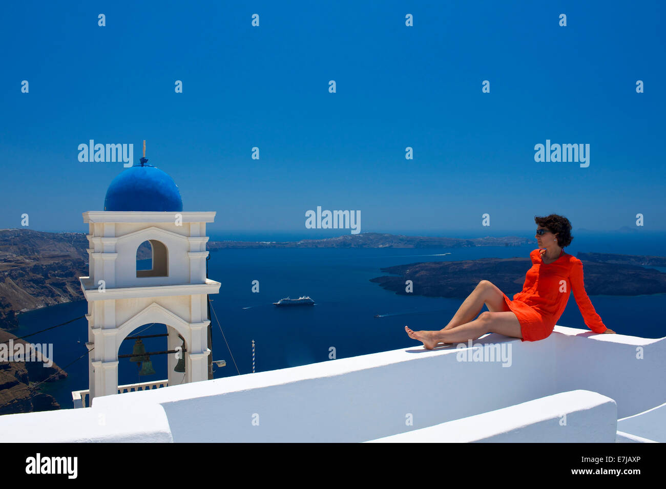 Femme bénéficiant d'une vue sur la Caldera, Imerovigli, Santorini, Cyclades, Grèce Banque D'Images