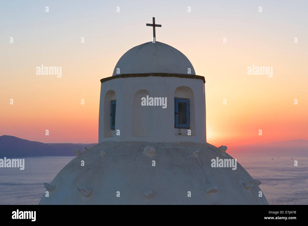 Dôme de l'église au coucher du soleil, Thira, Santorin, Cyclades, Grèce Banque D'Images