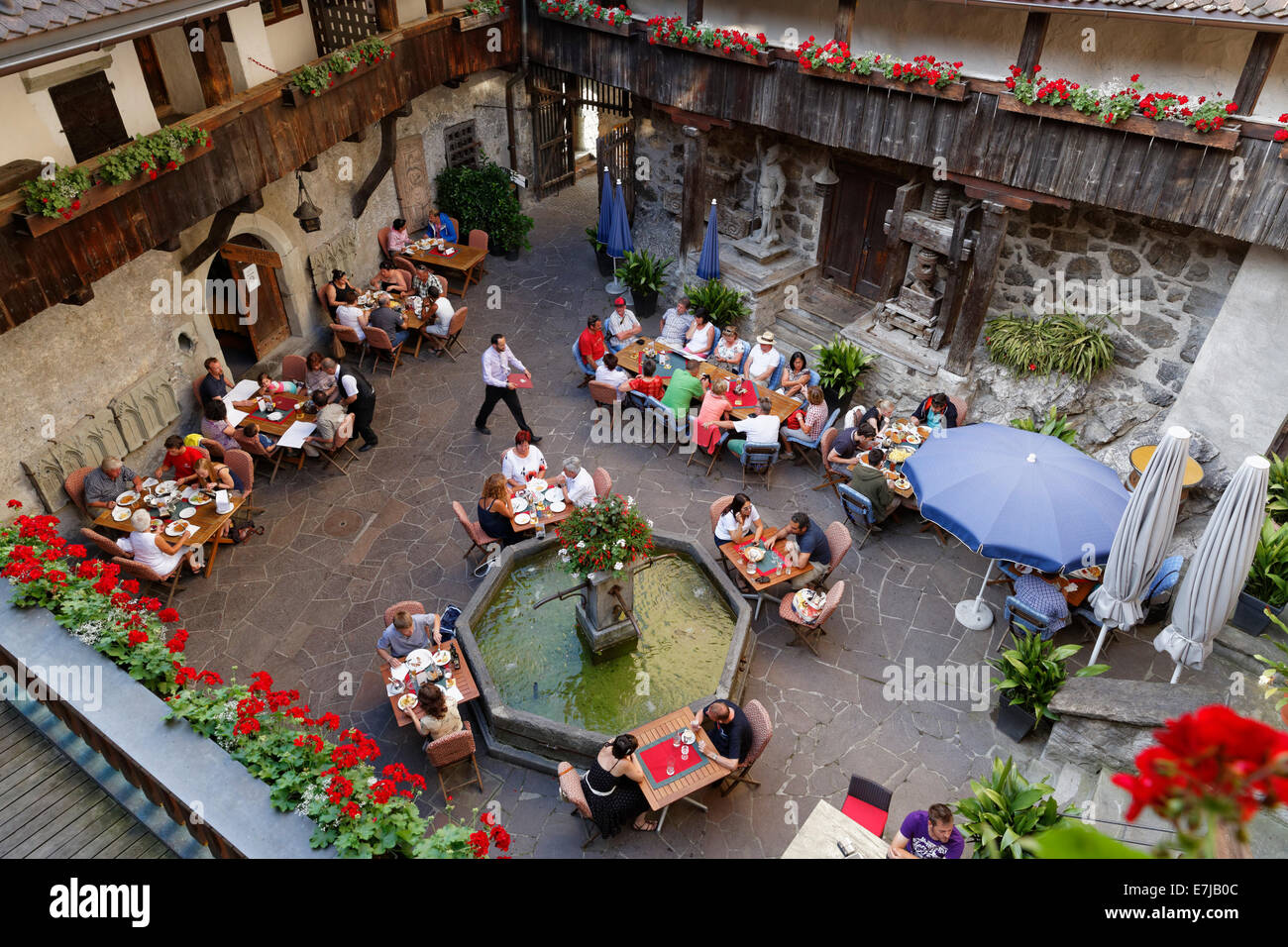 Cour du château de Schattenburg avec un restaurant, Feldkirch, Vorarlberg, Autriche Banque D'Images