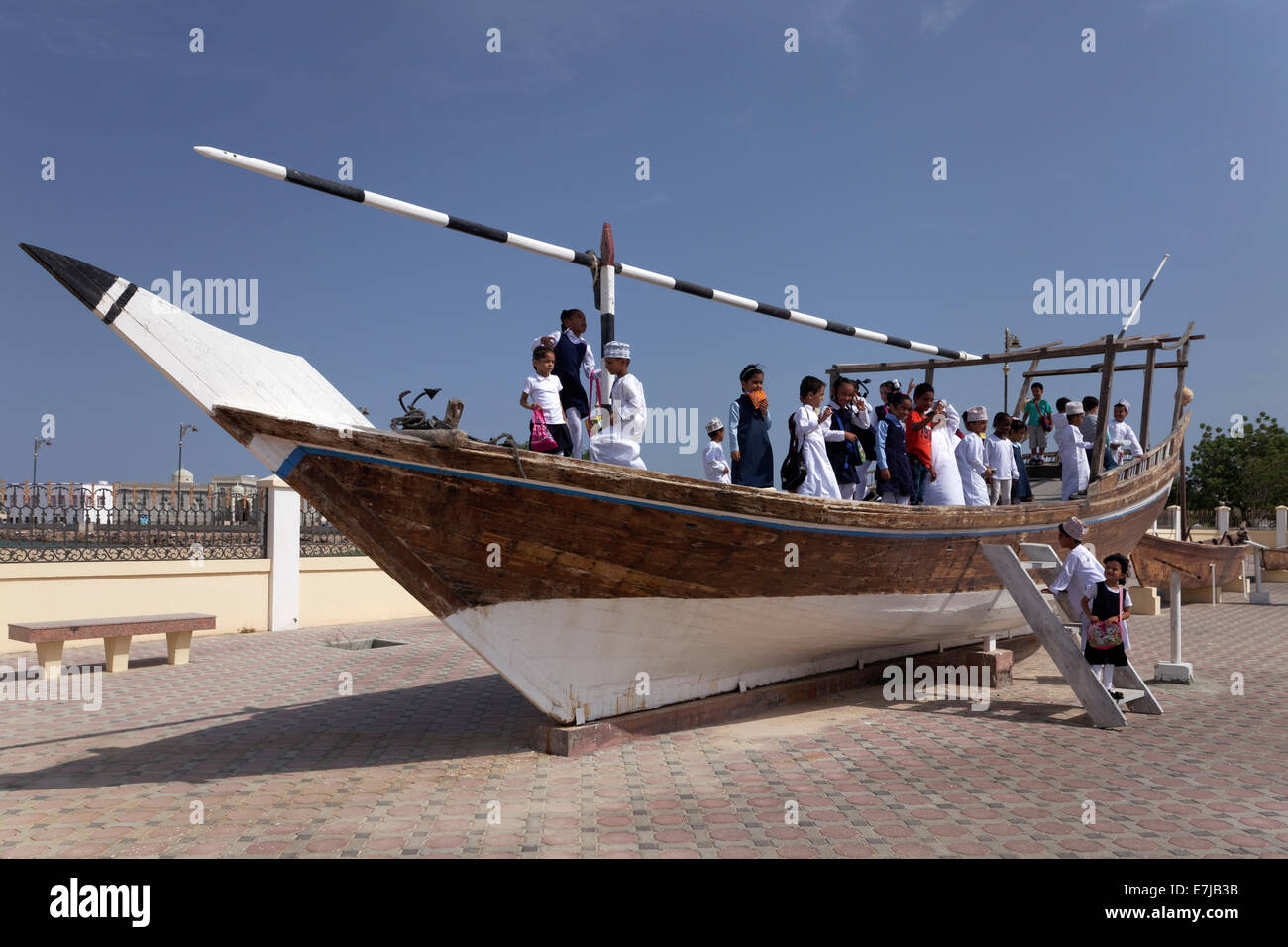 Enfants jouant sur un dhow-navire dans le boutre, Musée Sur Ivry, province, Sultanat d'Oman, dans la péninsule arabique Banque D'Images
