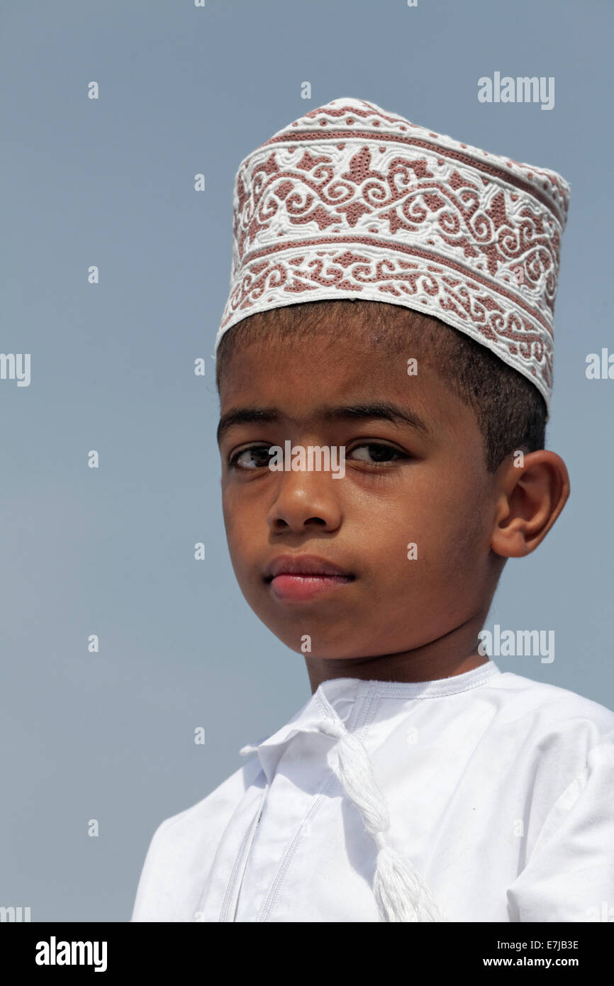 Garçon omanais portant un chapeau traditionnel appelé une Kummah, portrait, sur Ivry, province, Sultanat d'Oman, dans la péninsule arabique Banque D'Images