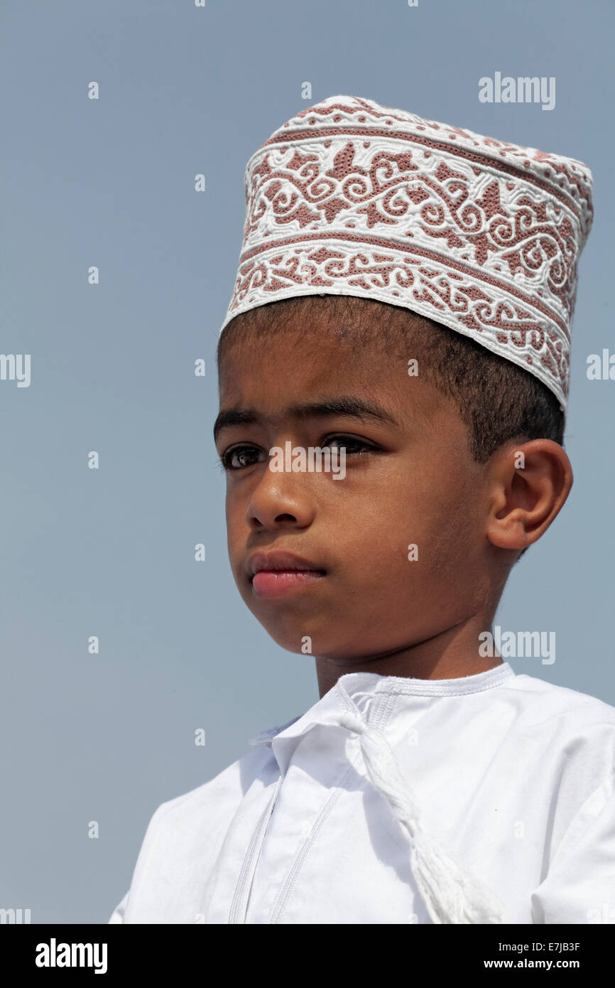Garçon omanais portant un chapeau traditionnel appelé une Kummah, portrait, sur Ivry, province, Sultanat d'Oman, dans la péninsule arabique Banque D'Images
