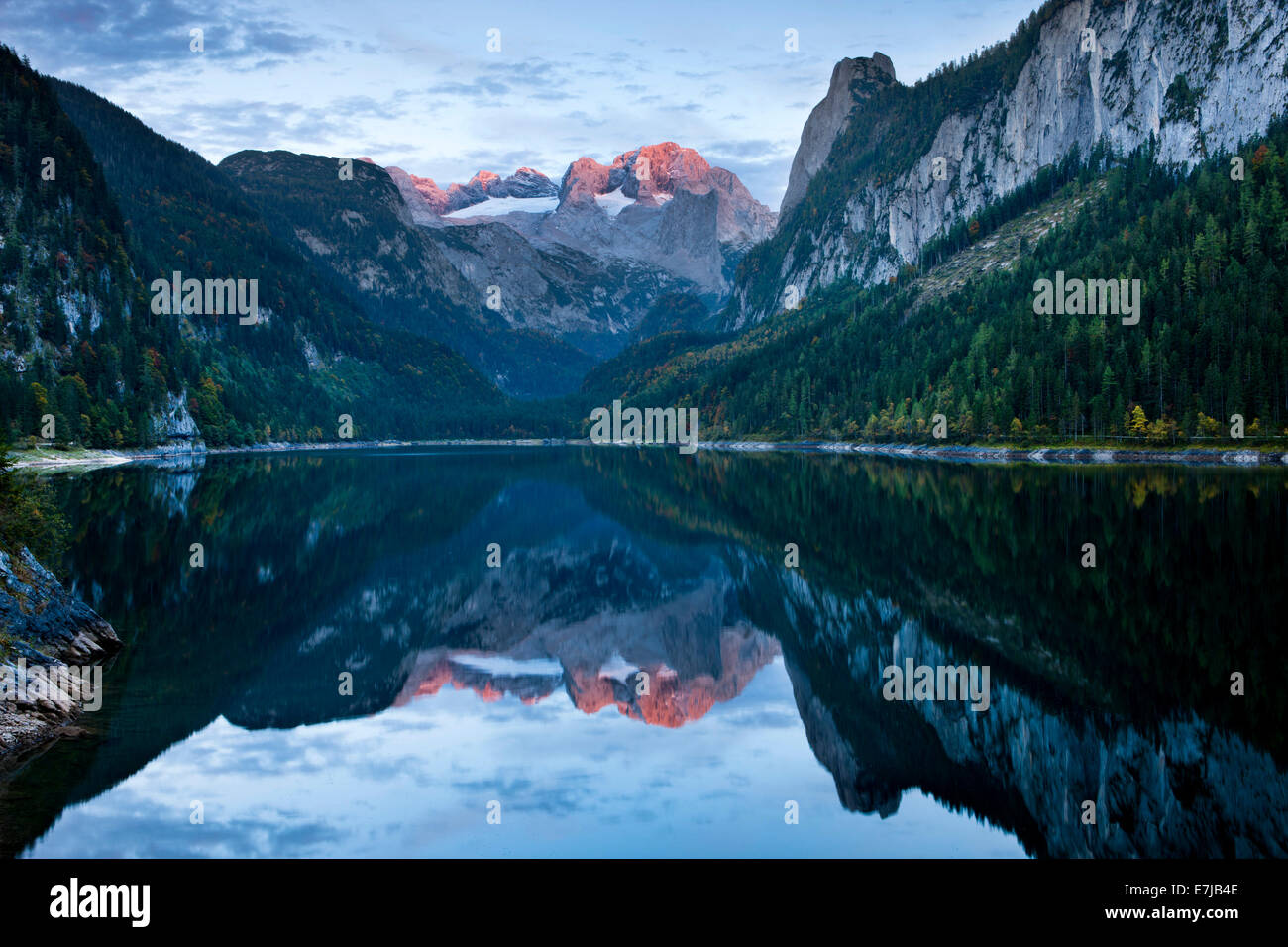 Vorderer Gosausee avec reflet de la montagnes de Dachstein, Hoher Dachstein, Gosau, Salzkammergut, Haute Autriche, Autriche Banque D'Images