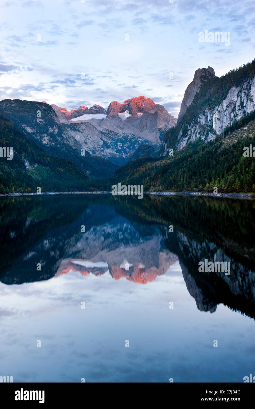 Vorderer Gosausee avec reflet de la montagnes de Dachstein, Hoher Dachstein, Gosau, Salzkammergut, Haute Autriche, Autriche Banque D'Images
