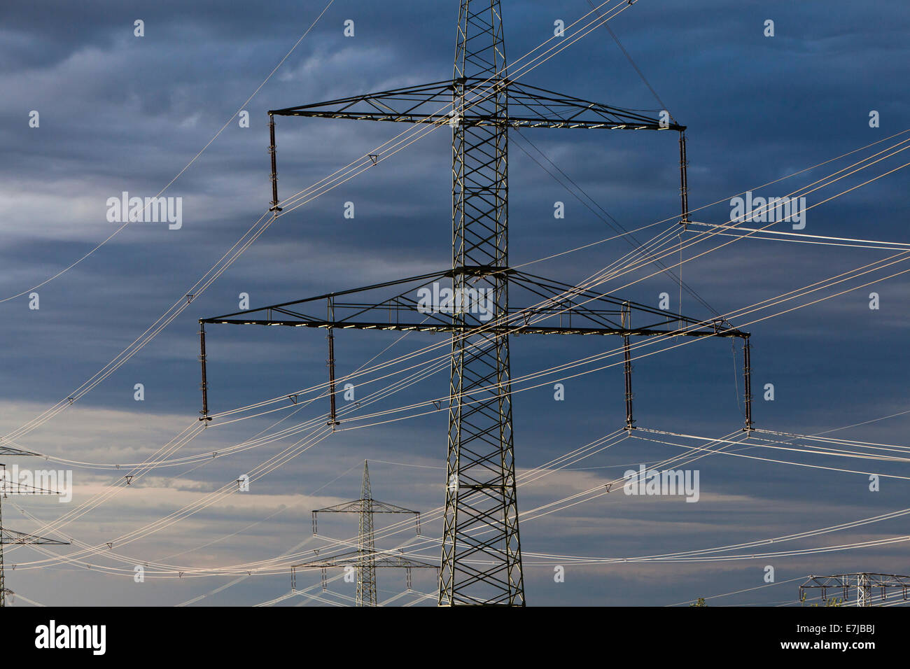 Haute tension nouvellement érigés pylônes du sud-ouest de l'Interconnector de l'opérateur du système de transmission 50 Hertz Banque D'Images