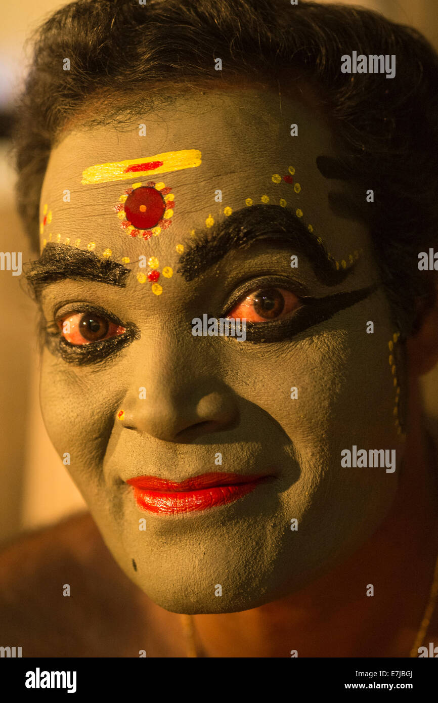 Danseuse de Kathakali en attente de maquillage pour sa performance, Varkala, Kerala, Inde du Sud, Inde Banque D'Images
