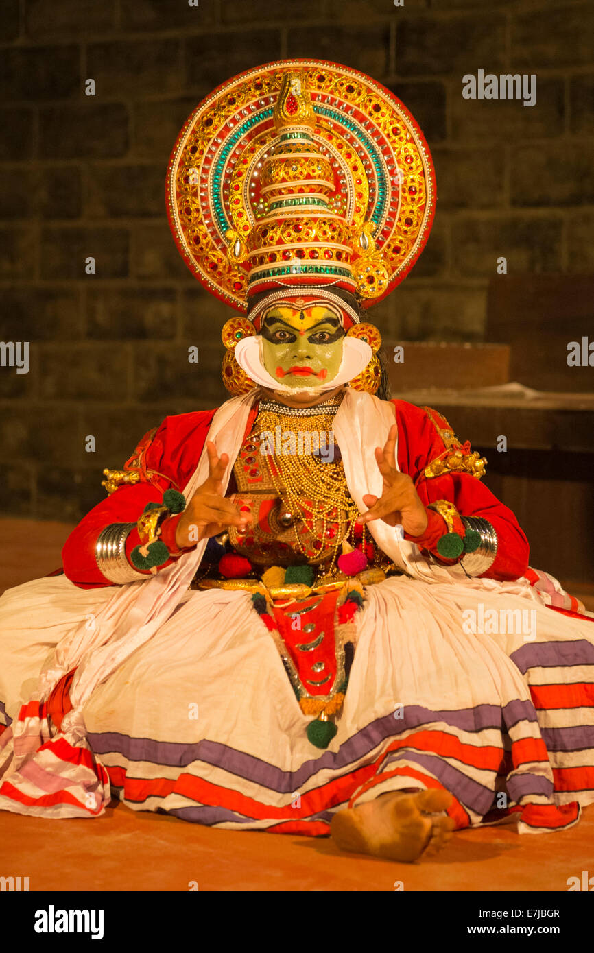 Danseuse de Kathakali en plein miroir portant un costume, Varkala, Kerala, Inde du Sud, Inde Banque D'Images