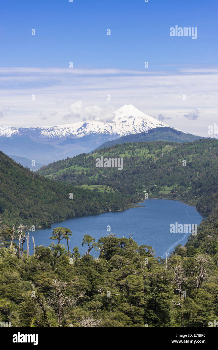 Lago Tinquilco lake et le volcan Villarrica, Pucón, Chili, région de l'Araucanie Banque D'Images
