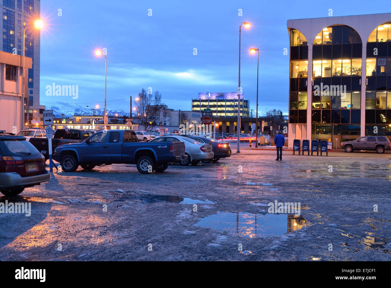 USA, États-Unis, Amérique, Alaska, Anchorage, carré, crépuscule, nuit, ville, centre-ville, Americana, parking, parking gratuit, d'hiver Banque D'Images
