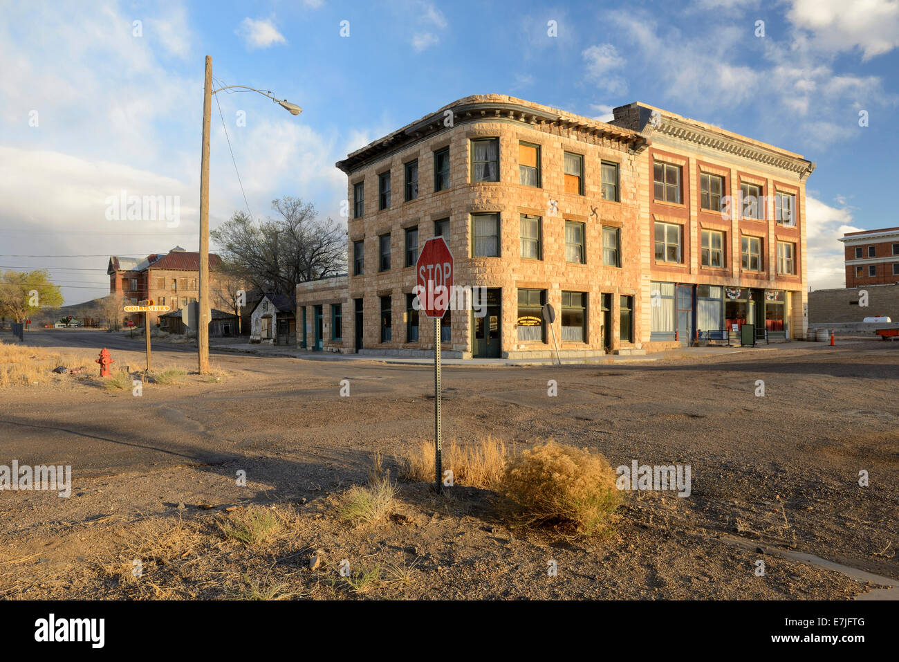 USA, United States, Amérique, Nevada, Goldfields, ville fantôme, l'histoire, des mines, de l'outback, coin de rue, la brique, le bâtiment Banque D'Images