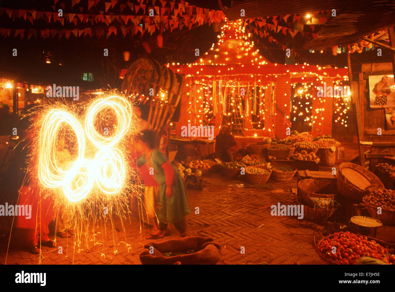Sparkler, Marché, festival du Diwali, Katmandu, Népal Banque D'Images