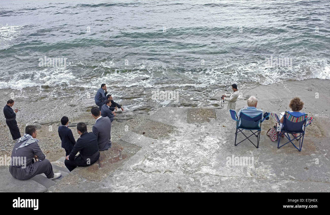 Les hommes Kurdistani célébrant les amis' prochain mariage. Les vacanciers à la recherche d'en haut Banque D'Images