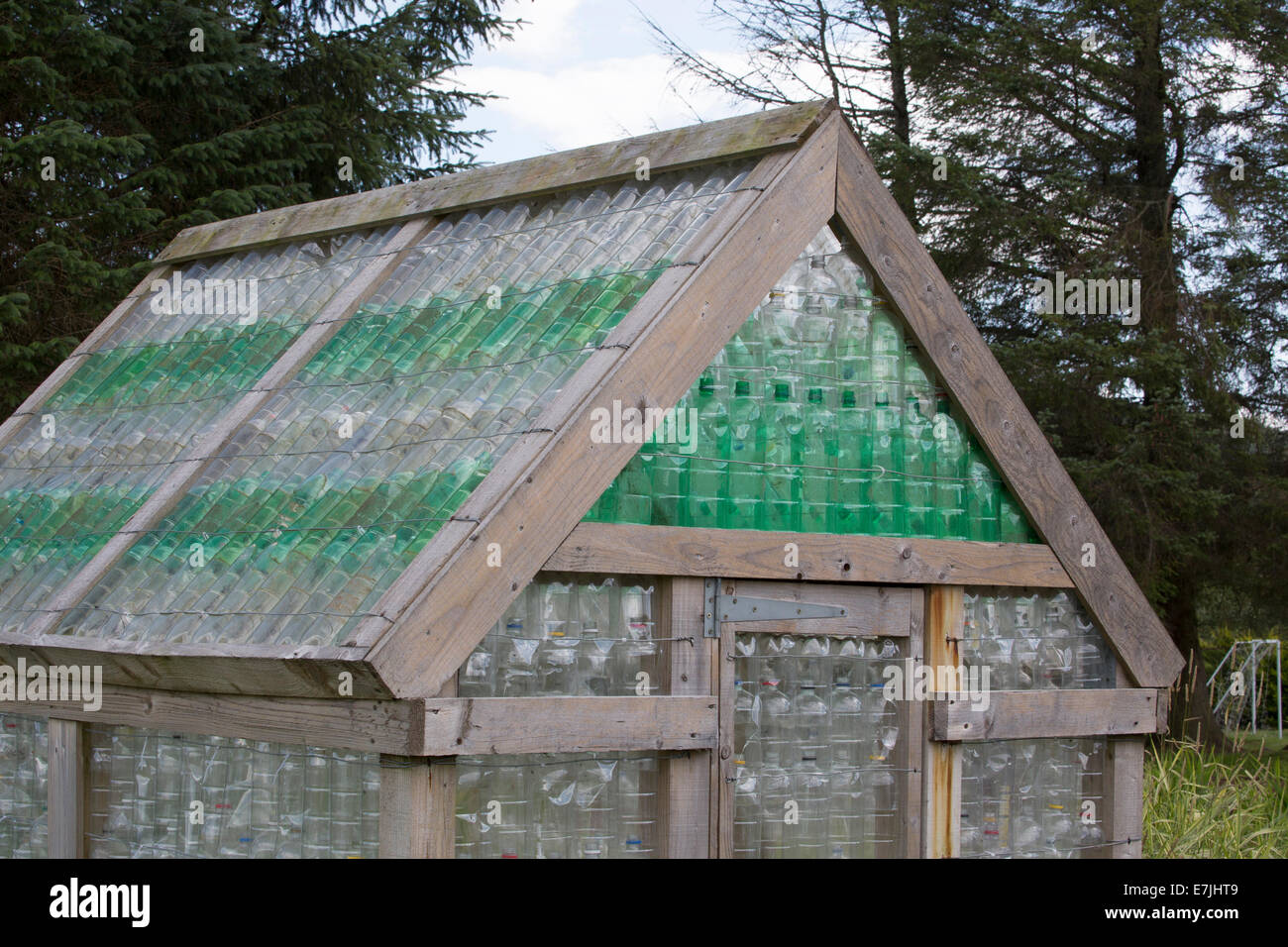 Les émissions faites à partir de bouteilles en plastique recyclées. Banque D'Images