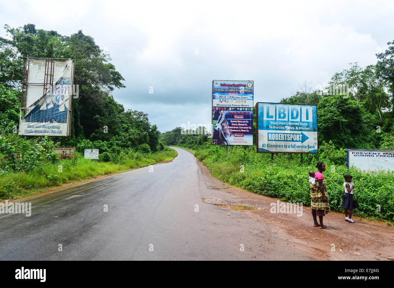 Jonction entre deux routes principales au Libéria, à Monrovia (droites) ou Robertsport (droite) Banque D'Images