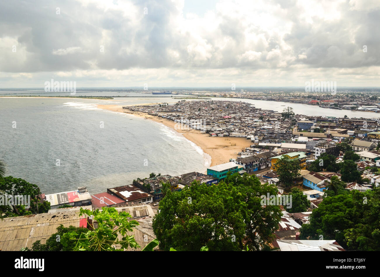 Vue aérienne de West Point, les plus pauvres, banlieue de la ville de Monrovia, Libéria, prise depuis le sommet des ruines de l'hôtel Ducor Banque D'Images