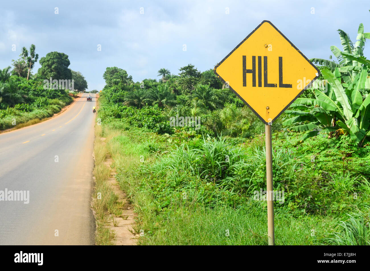 Panneau 'HILL', au Libéria, en Afrique, en avance sur une pente sur une route goudronnée près de Monrovia Banque D'Images