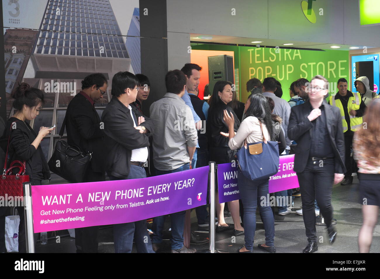 George Street, Sydney. 19 Septembre, 2014. Les clients file d'attente à la telstra de pop up store à Sydney's George Street pour acheter l'iphone 6 et 6 plus. Crédit : martin berry/Alamy Live News Banque D'Images