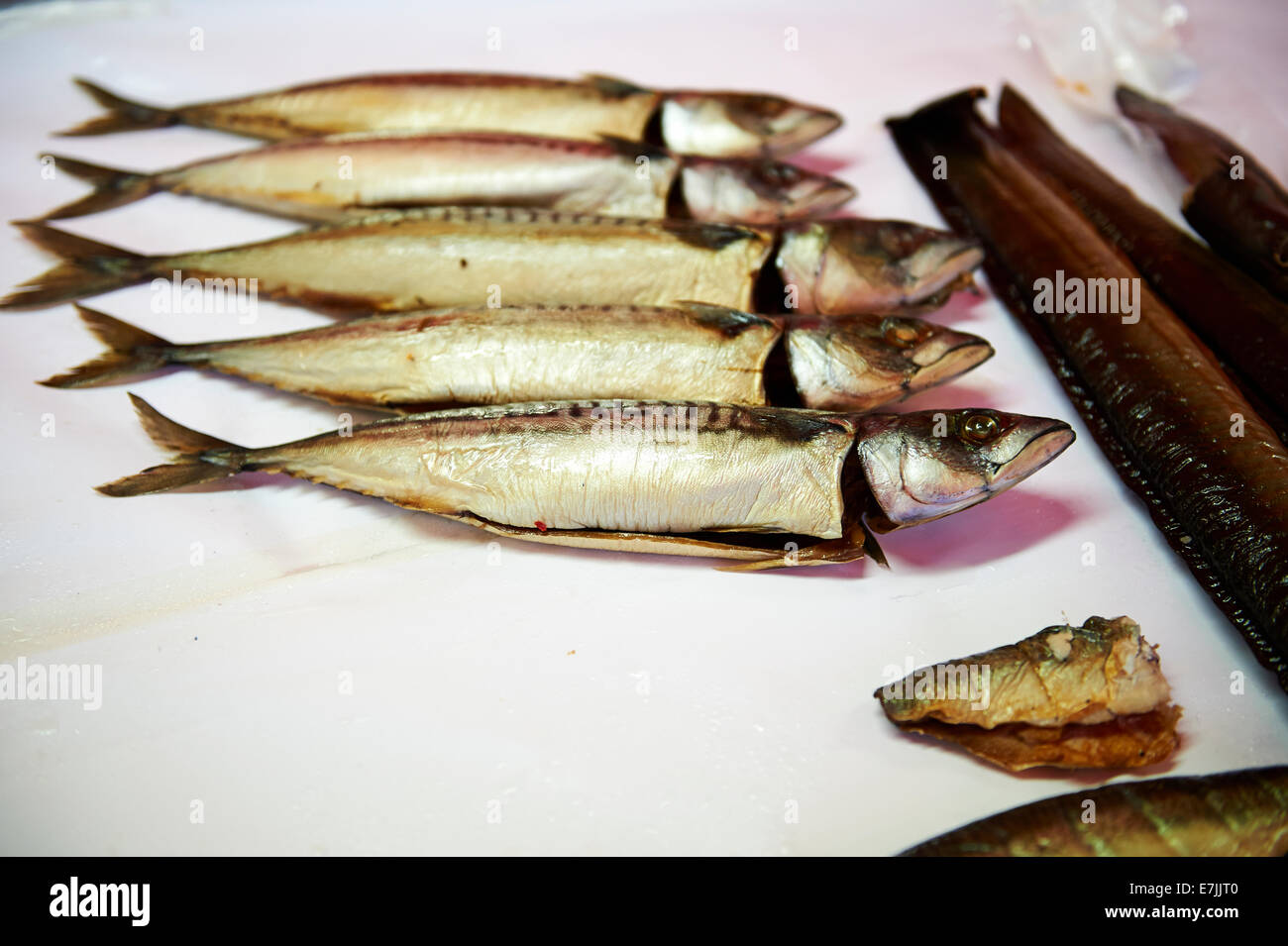 Le maquereau en vente sur un stand au marché aux poissons de Torget, Bergen, Norvège, 2014. Banque D'Images