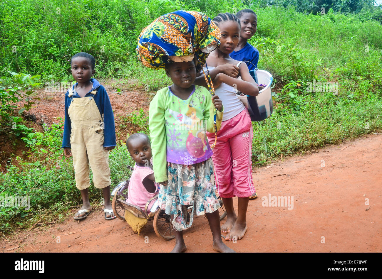 Les enfants africains de poser dans le comté de Nimba, au Libéria, près de la frontière avec la Côte d'Ivoire Banque D'Images