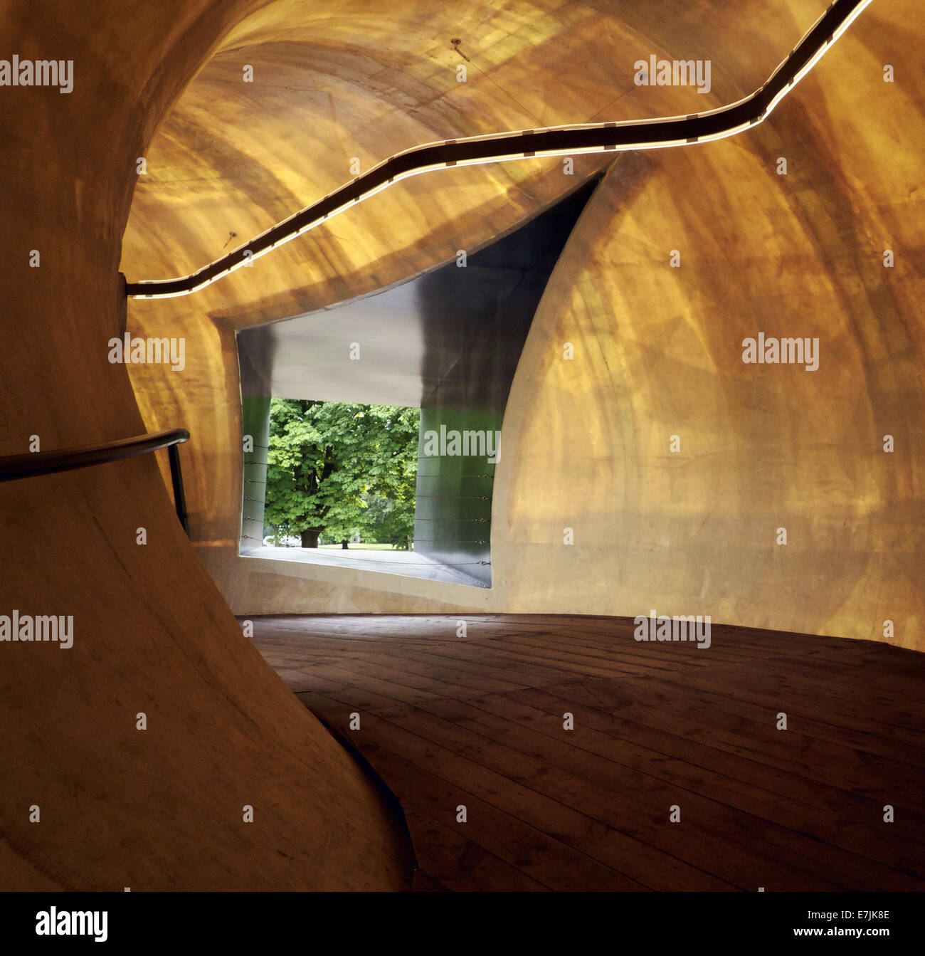 L'intérieur de la Serpentine Gallery Pavilion 2014 conçu par Smiljan Radic. Banque D'Images