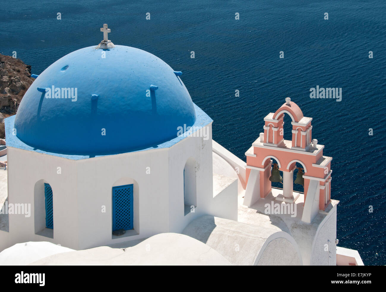 Églises au dôme bleu donnant sur la caldeira, Oia, Santorin, Cyclades, îles grecques, Grèce, Europe Banque D'Images