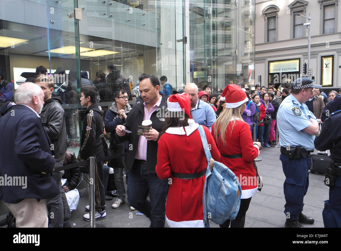 Sydney, Australie. 19 Septembre, 2014. File d'attente des clients Apple pour acheter l'iphone 6 à partir de l'Apple store phare sur George Street, Sydney, Australie. Crédit : martin berry/Alamy Live News Banque D'Images