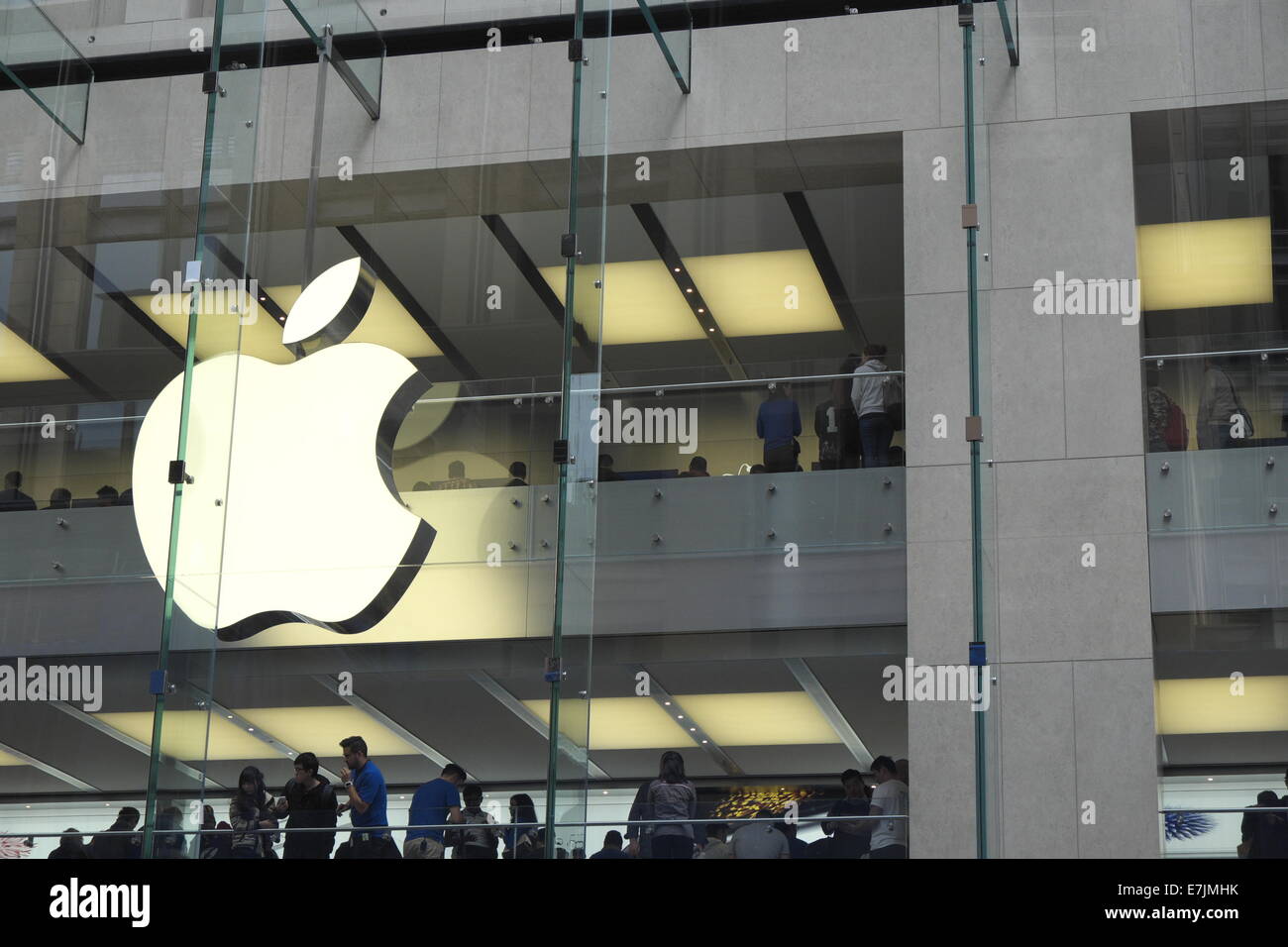 Sydney, Australie. 19 Septembre, 2014. File d'attente des clients Apple pour acheter l'iphone 6 à partir de l'Apple store phare sur George Street, Sydney, Australie. Crédit : martin berry/Alamy Live News Banque D'Images