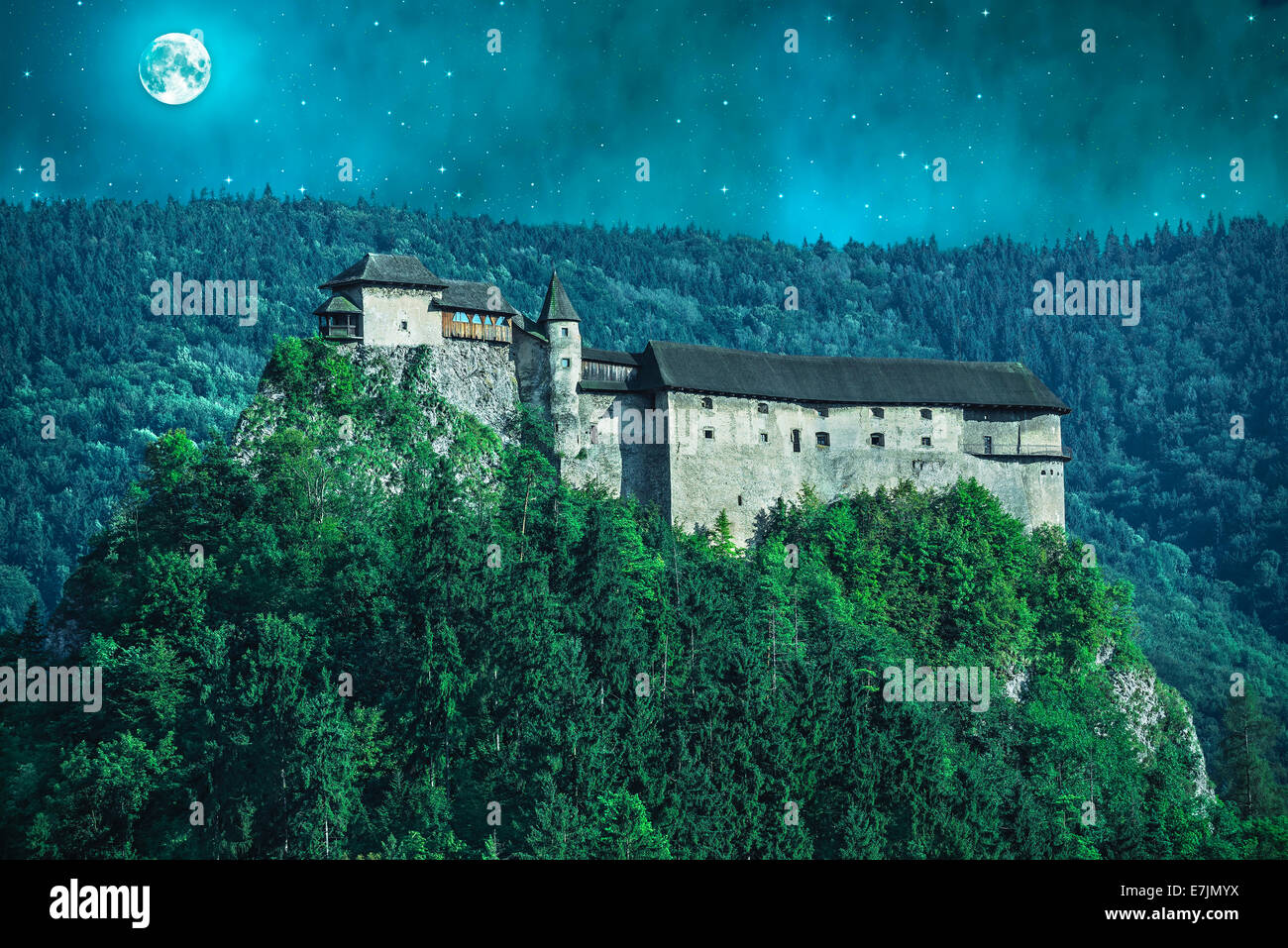 Château effrayant dans une forêt de nuit avec lune Banque D'Images Château effrayant dans une forêt de nuit avec lune Banque D'Images
