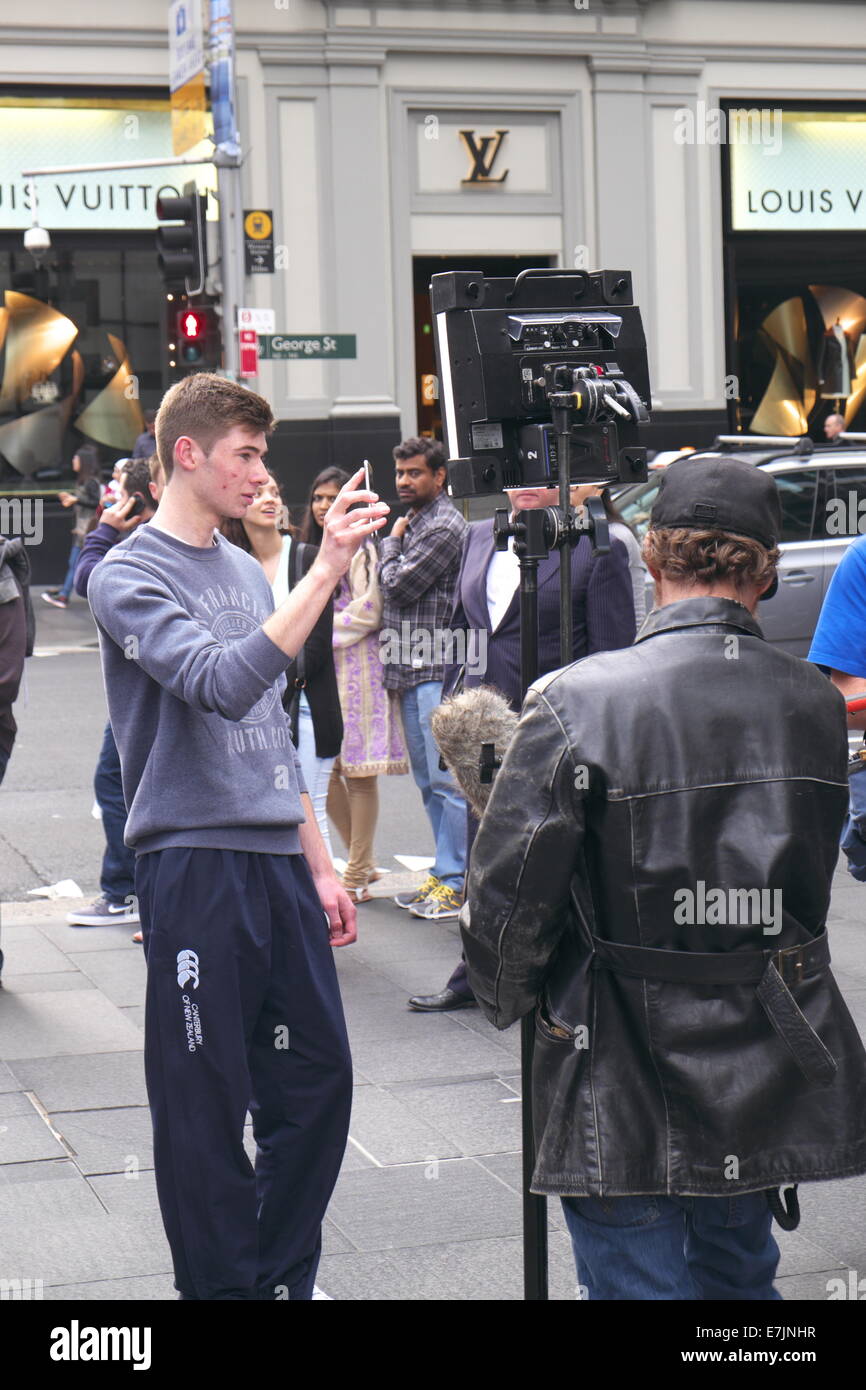 Sydney, Australie. 19 Septembre, 2014. Jeune personne exhibant leur nouvel iphone 6 tout en étant interviewé par l'équipe du film, Sydney, Australie. Crédit : martin berry/Alamy Live News Banque D'Images