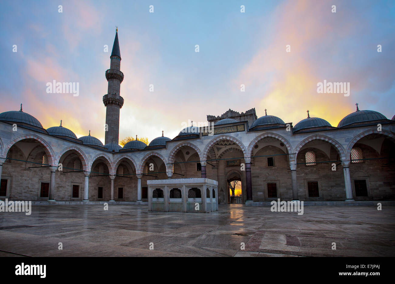 Coucher de soleil sur la mosquée de Soliman. Istanbul. Banque D'Images