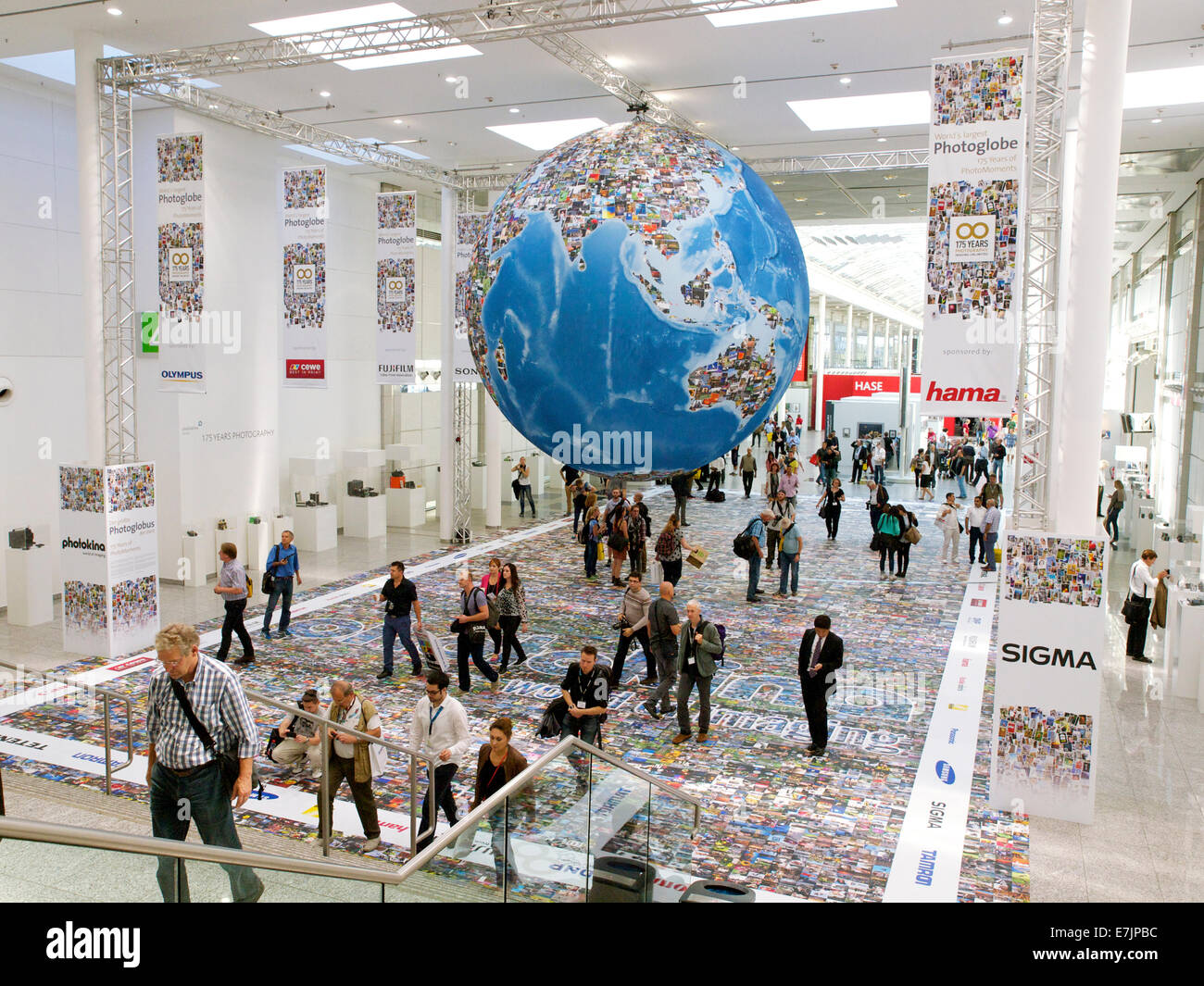 Photokina 2014 entrée avec tapis et photo grand globe avec images, et beaucoup de visiteurs. Cologne, NRW, Allemagne Banque D'Images