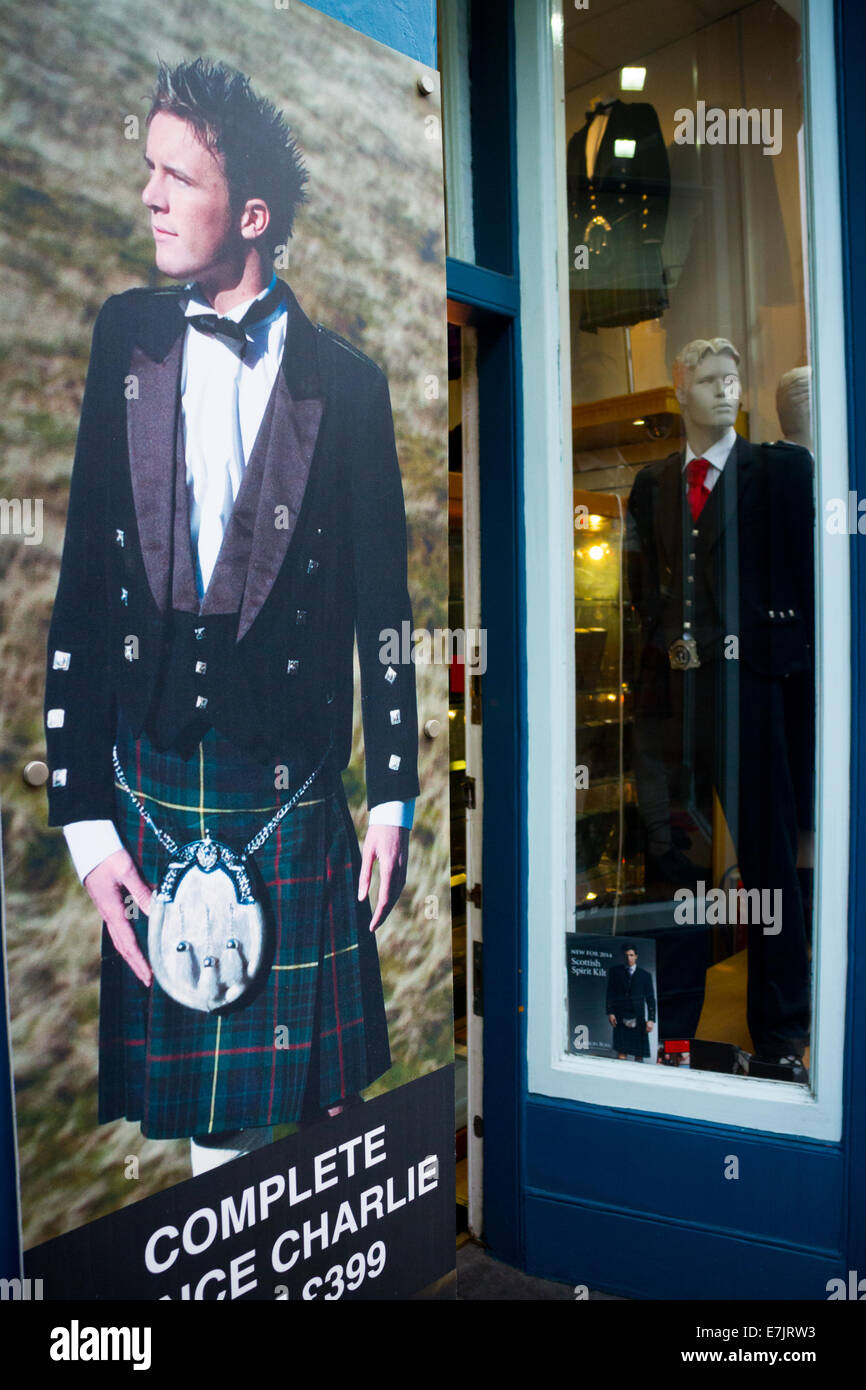 Le modèle écossais à l'extérieur de l'affiche une robe écossaise à Édimbourg pourvoirie de la vieille ville. Banque D'Images