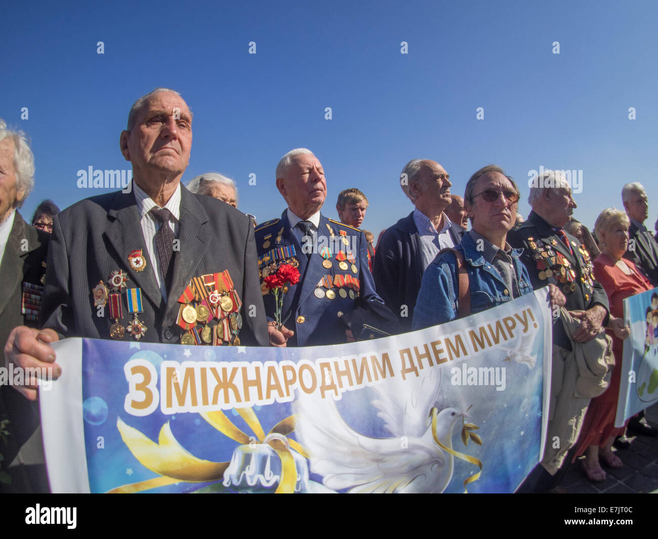 Kiev, Ukraine. 19 Septembre, 2014 Réunion.dédié à la Journée internationale de la paix, qui a eu lieu près du Musée de la Grande guerre patriotique. Dans le mois de mars a été suivie par plus d'un millier de personnes : les anciens combattants et les anciens combattants de la guerre d'Afghanistan, les étudiants, les élèves, et à l'écoute des thèmes de la mars Kiev. Crédit : Igor Golovnov/Alamy Live News Banque D'Images