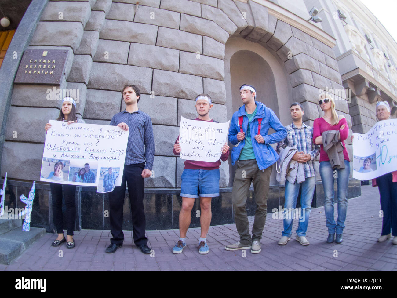 Kiev, Ukraine. Sep 19, 2014. Les militants du secteur public Evromaydan tenue sous les murs du Service de sécurité de Lukraine action "Vesti' tuer mieux que les balles." Les participants à l'action des mitrailleuses, en carton sur lequel était écrit "Vesti", ainsi que des copies de journaux, qui, à leur avis, figurant l'expression de l'Ukraine. Crédit : Igor Golovnov/Alamy Live News Banque D'Images