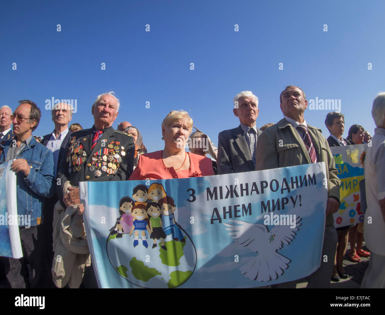 Kiev, Ukraine. 19 Septembre, 2014 Réunion.dédié à la Journée internationale de la paix, qui a eu lieu près du Musée de la Grande guerre patriotique. Dans le mois de mars a été suivie par plus d'un millier de personnes : les anciens combattants et les anciens combattants de la guerre d'Afghanistan, les étudiants, les élèves, et à l'écoute des thèmes de la mars Kiev. Crédit : Igor Golovnov/Alamy Live News Banque D'Images