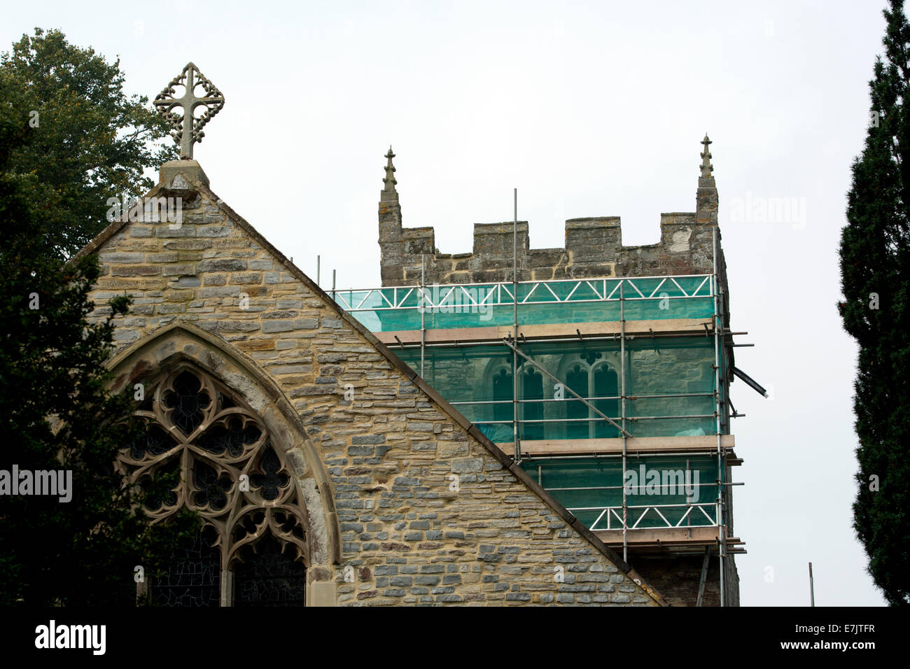 Église Saint-Jean-Baptiste pour des travaux de réparation, échafaudée Aston Cantlow, Warwickshire, England, UK Banque D'Images
