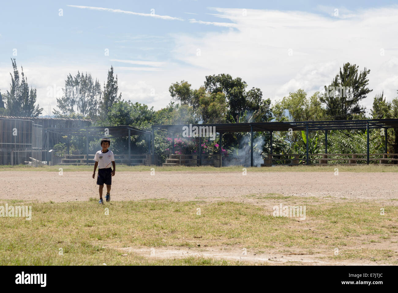 Enfant qui rentre à la maison après son entraînement de football. San Marcos la Laguna, Solola, Guatemala Banque D'Images