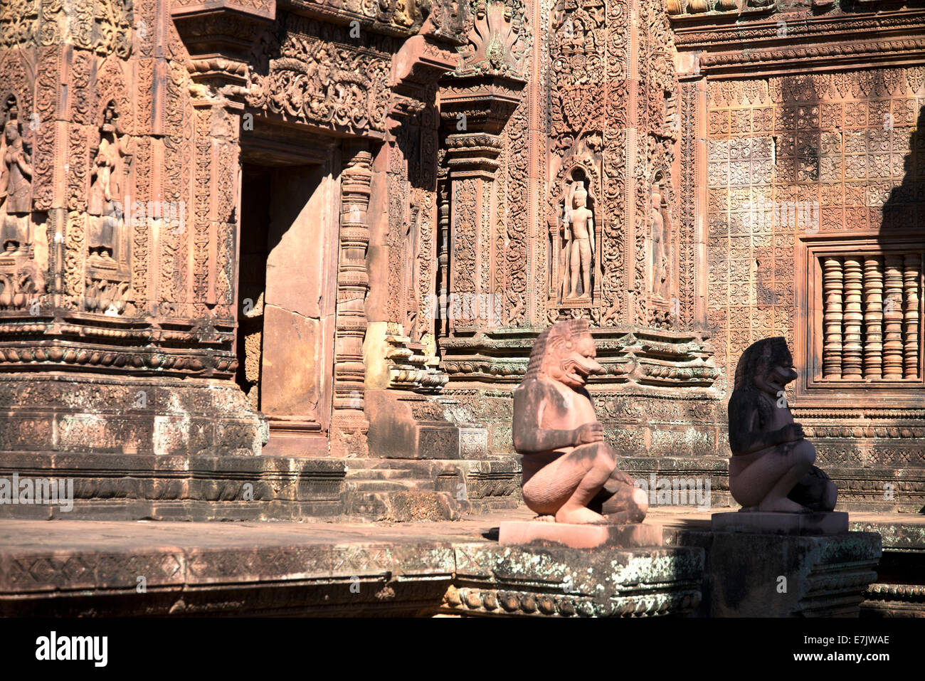 Belles sculptures en grès rouge à Banteay Srei au Cambodge Banque D'Images