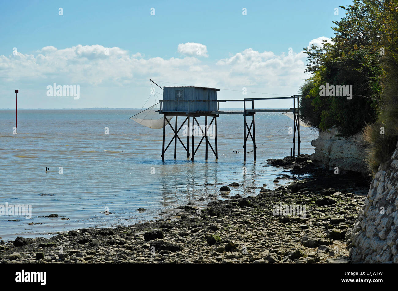 Carrelets (cabanes de pêche) sur l'estuaire de la Gironde à Talmont-sur-Gironde, Charente Maritime, Poitou Charentes, France Banque D'Images