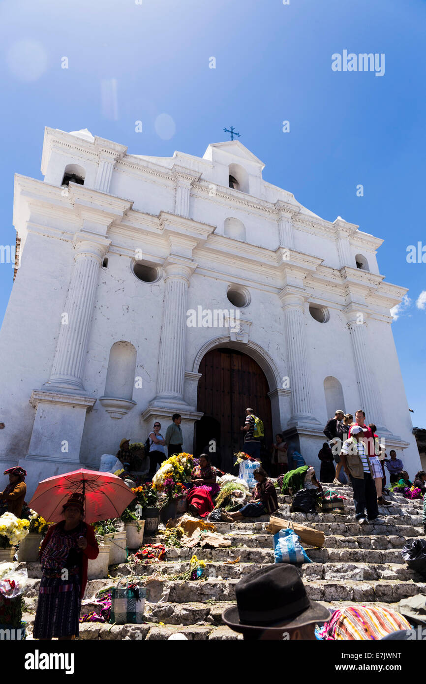 Les vendeurs de fleurs sur l'escalier de l'église Santo Tomas, Chichicastenango, Guatemala Banque D'Images