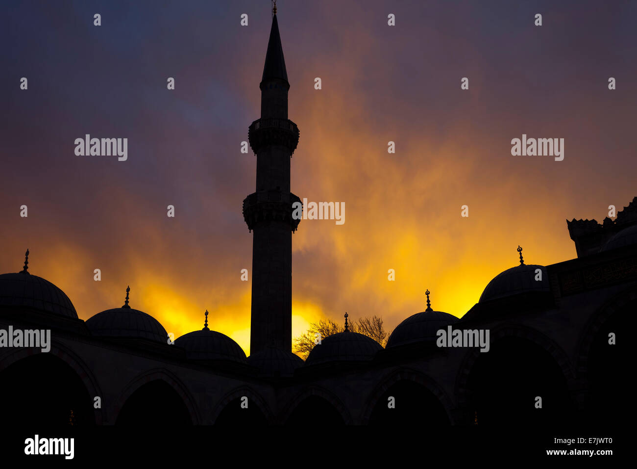 Coucher de soleil sur la mosquée de Soliman. Istanbul. Banque D'Images