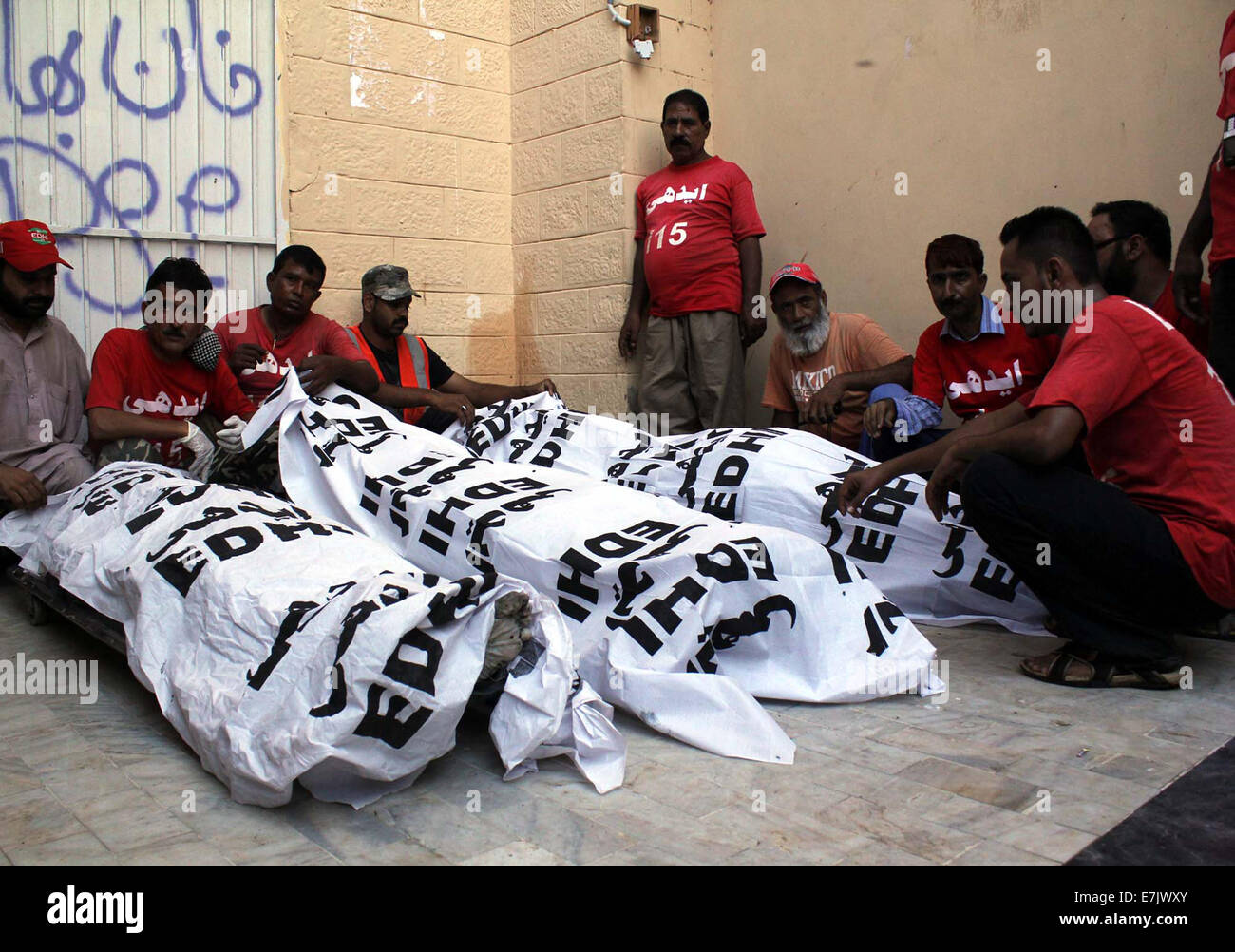 Cadavres trouvés à partir de la zone de vidange située à Maripur maintien à l'Hôpital Civil de morgue à Karachi le vendredi 19 septembre, 2014. Banque D'Images