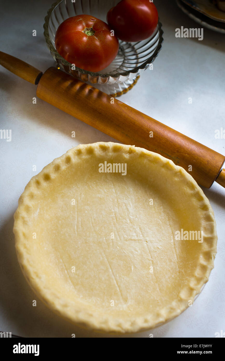 Avec une croûte à tarte rouleau à pâtisserie et les tomates Banque D'Images